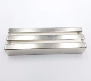 Zn طلاء Neodymium Bar مغناطيس N45 للآلات الكهربائية / السيارات